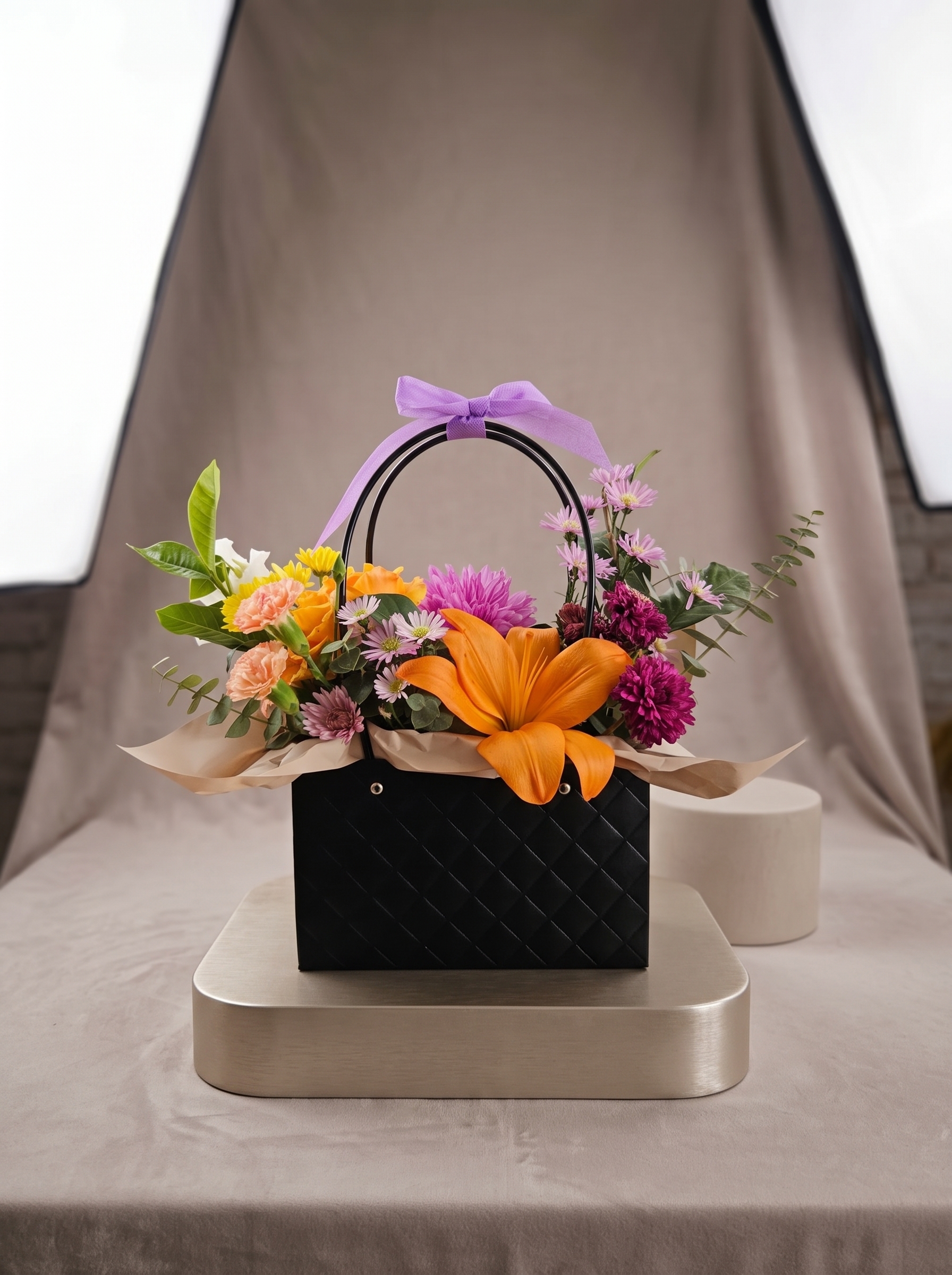 Persona recibiendo flores